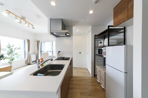 Suite, non-fumeurs (201) | Cuisine privée | Réfrigérateur, micro-ondes, plaque de cuisson, bouilloire électrique