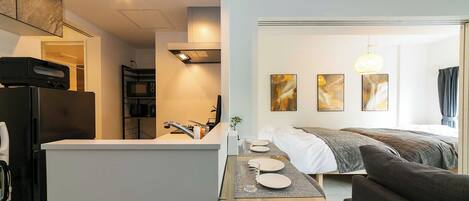 Family Twin Room, Non Smoking (202) | In-room dining