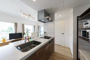 Refrigerador, microondas, placa de cocina, tetera/pava eléctrica