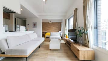 Suite, Non Smoking (201) | Living area | Flat-screen TV