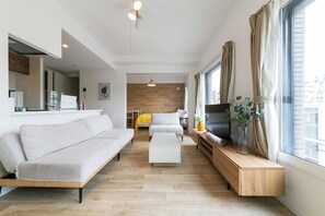 Suite, Non Smoking (201) | Living area | Flat-screen TV