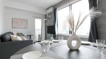Triple Room, Non Smoking (205) | In-room dining