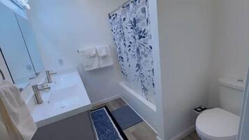 Secador de pelo, toallas, jabón y papel higiénico