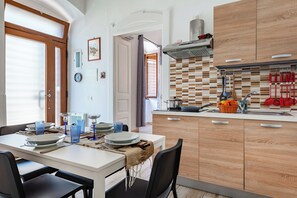 Fridge, oven, stovetop, coffee/tea maker
