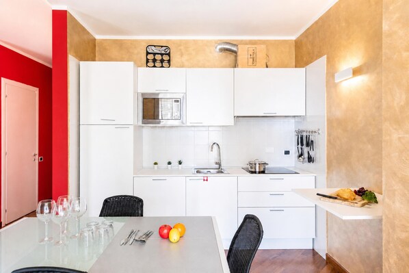 Coffee/tea maker, fridge, oven, stovetop