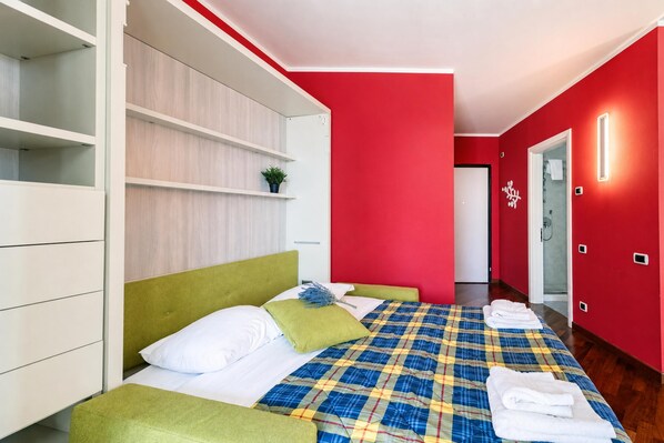 Free WiFi, bed sheets