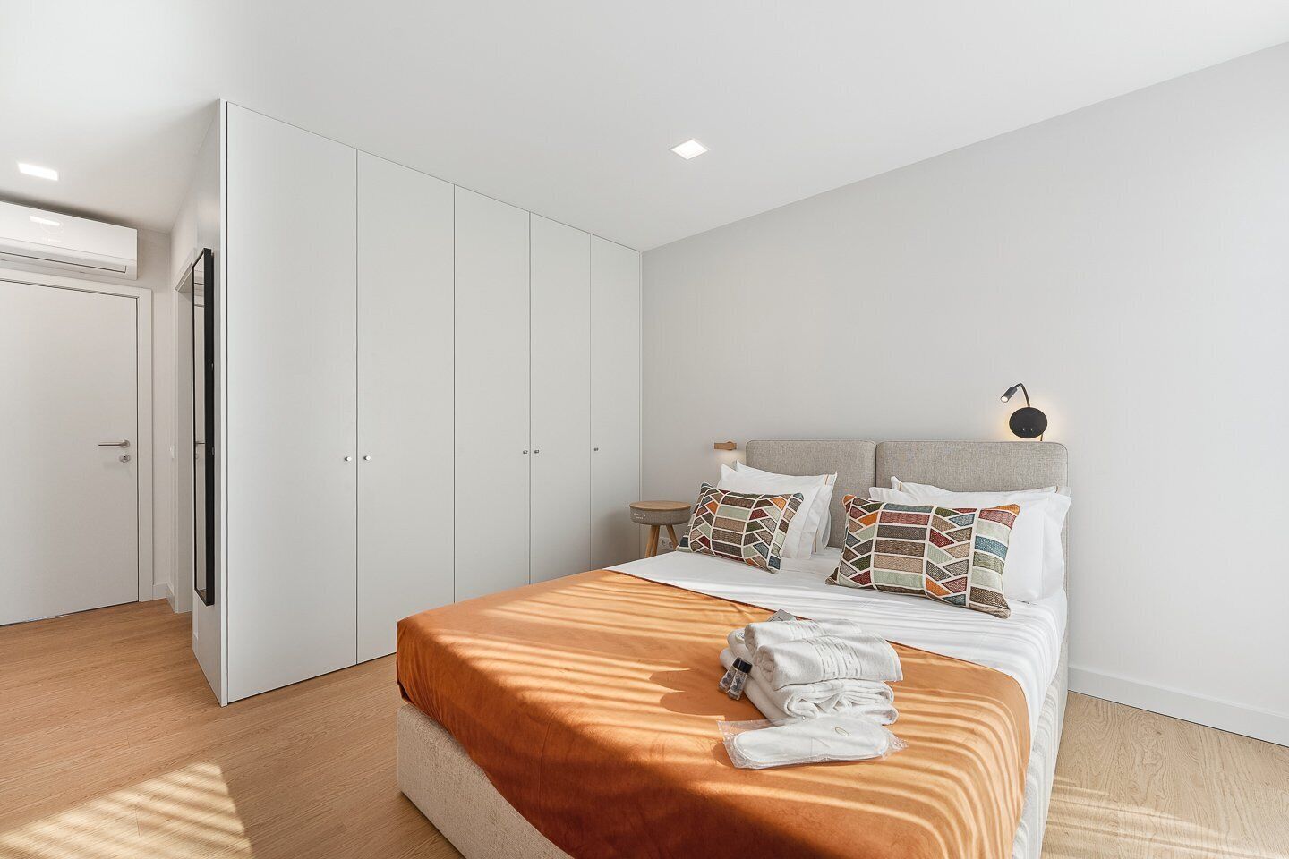 2 bedrooms, iron/ironing board, internet, bed sheets