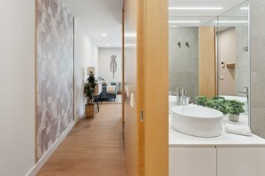 Shower, hair dryer, towels