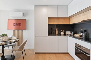 Fridge, oven, dishwasher, coffee/tea maker