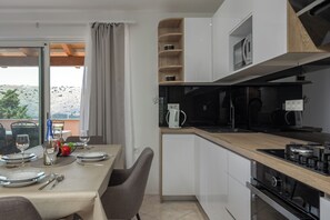 Frigorifero, microonde, forno, piano cottura
