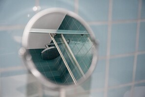 Dusche, Haartrockner, Handtücher