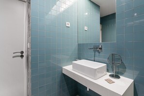 Ducha, secador de pelo, toallas