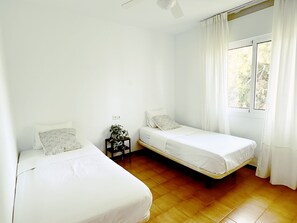 2 bedrooms, iron/ironing board, travel cot, free WiFi - El Faro Hideaway by Lica Homes (Mijas)