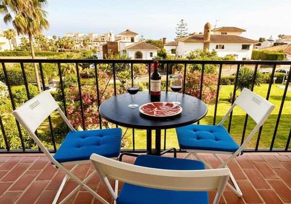 Outdoor dining - El Faro Hideaway by Lica Homes (Mijas)