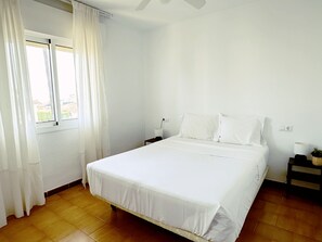 2 makuuhuonetta, silitysrauta/-lauta, vauvan matkasänky, ilmainen Wi-Fi