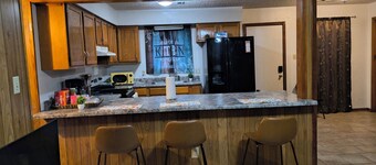 Charming 2-bedroom house in phenomenal Leesville with WiFi, AC