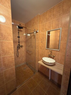 Habitación clásica con 2 camas individuales, vista al jardín | Baño | Regadera, toallas, jabón, shampoo