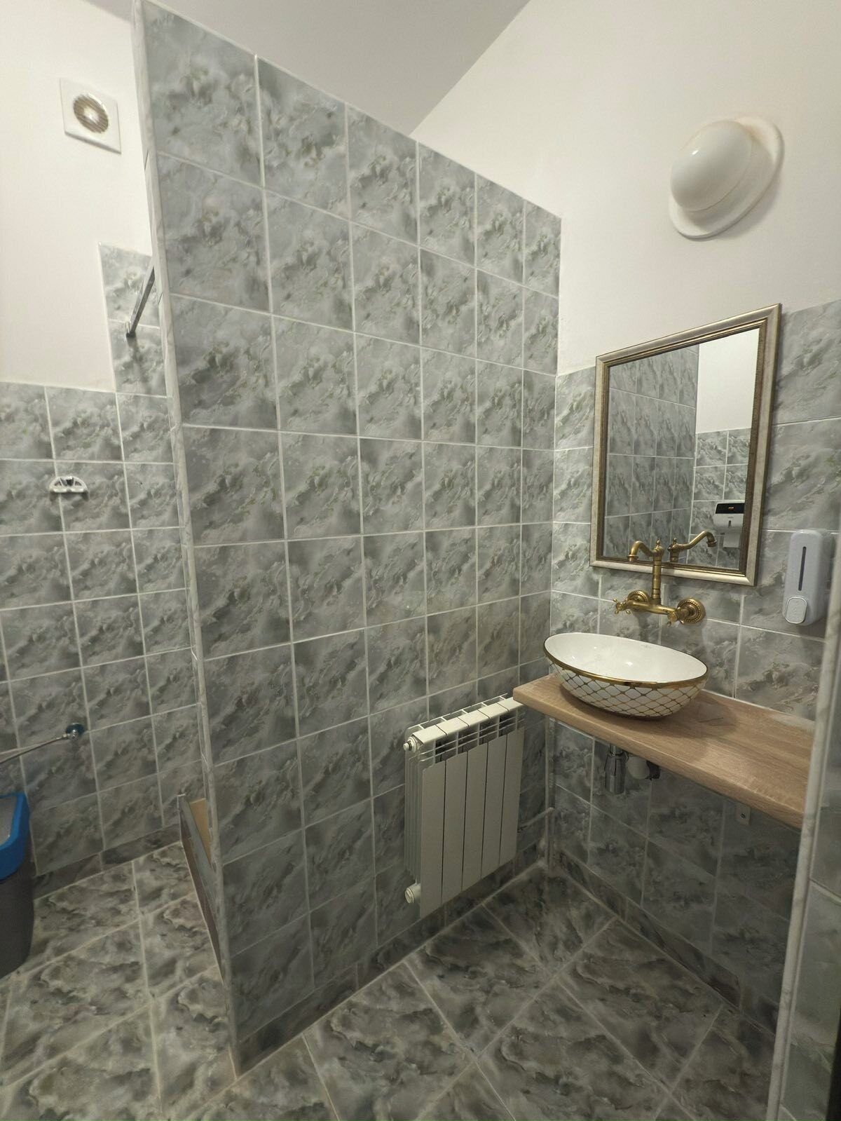 四人房 | 浴室 | 淋浴设施、毛巾、肥皂、洗发水