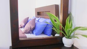 A bedroom with a bed, pillows, and a potted plant. - Punsisi Resort - Delhousie Adamspeak (Nallathanniya)