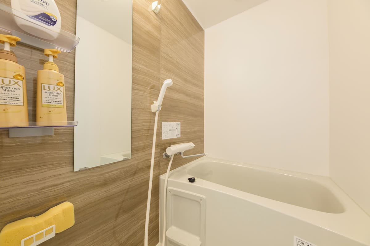 Escritorio, cortinas blackout, wifi gratis y ropa de cama
