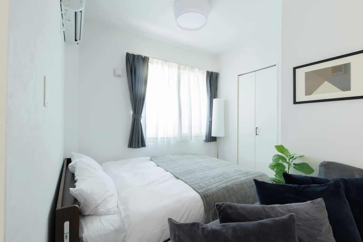 Desk, blackout curtains, free WiFi, bed sheets