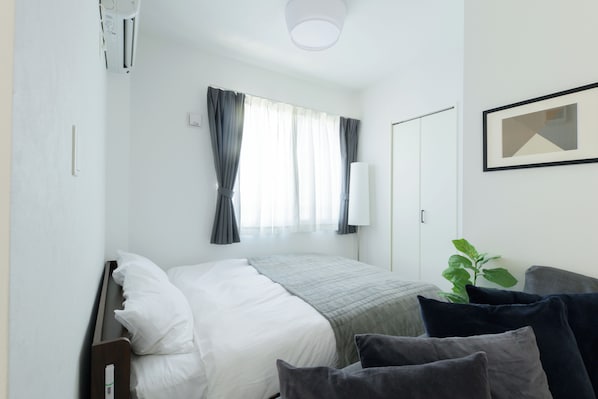 Escritorio, cortinas blackout, wifi gratis y ropa de cama