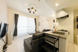 Frigorífico, microondas, placa de cocina y hervidor eléctrico