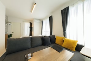 Escritorio, cortinas blackout, wifi gratis y ropa de cama