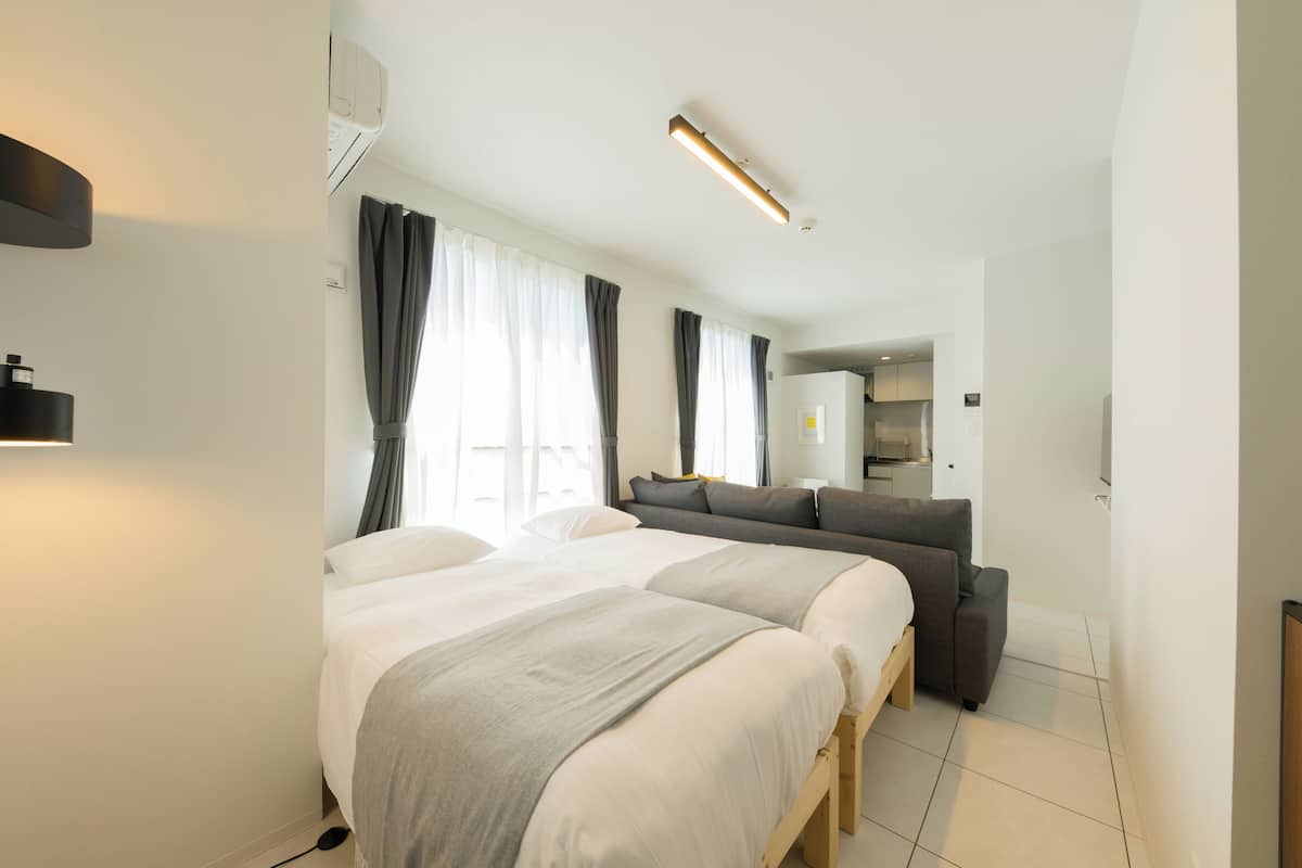 Escritorio, cortinas blackout, wifi gratis y ropa de cama