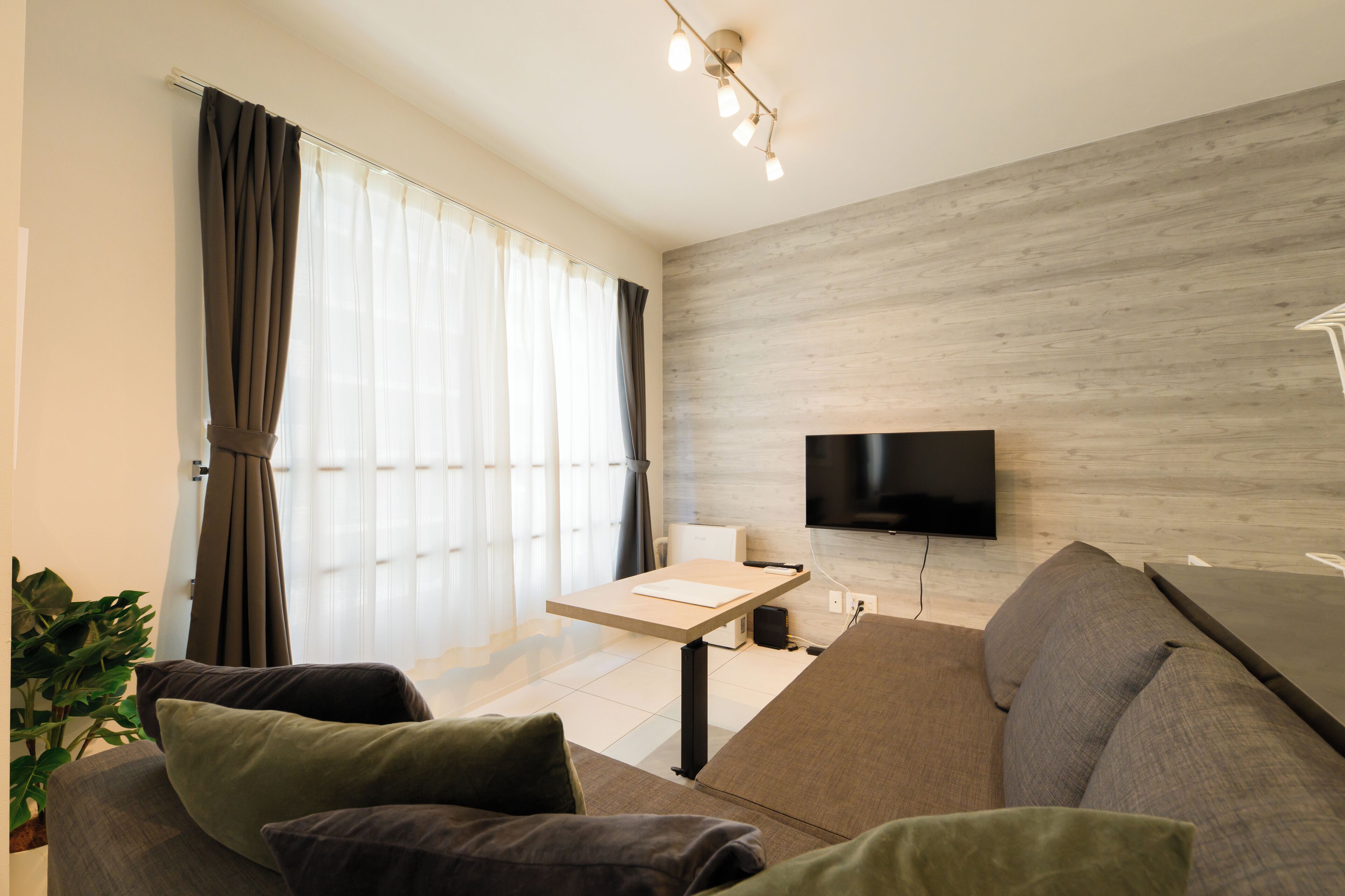 Escritorio, cortinas blackout, wifi gratis y ropa de cama 