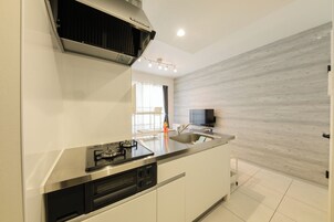 Escritorio, cortinas opacas, wifi gratis y ropa de cama