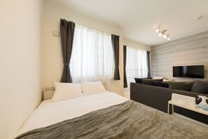 Een bureau, verduisterende gordijnen, gratis wifi, beddengoed