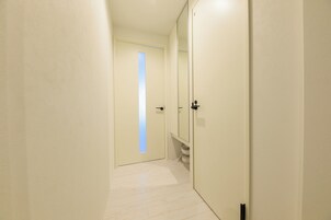 Escritorio, cortinas opacas, wifi gratis y ropa de cama