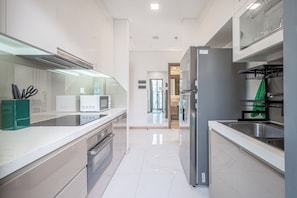 Presidential Suite, 3 Bedrooms, Club Lounge Access, River View | Private kitchen | Full-size fridge, microwave, oven, stovetop
