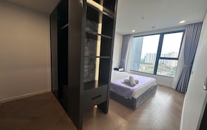 Grand Suite, 1 Bedroom, Club lounge access, City View | Premium bedding, down duvets, Select Comfort beds, free minibar