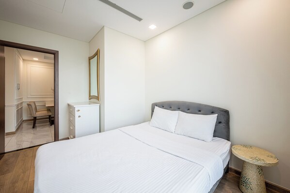 Family Suite, 4 Bedrooms, Club Lounge Access, River View | Premium bedding, down comforters, Select Comfort beds, free minibar