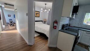 4 bedrooms, iron/ironing board, WiFi, bed sheets - 4-Bedroom House by Downtown & Airport (Calgary)