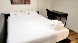 4 bedrooms, iron/ironing board, WiFi, bed sheets