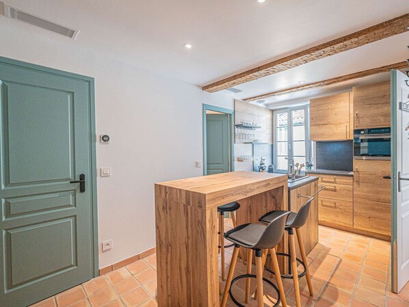 Fridge, oven, dishwasher, cookware/dishes/utensils