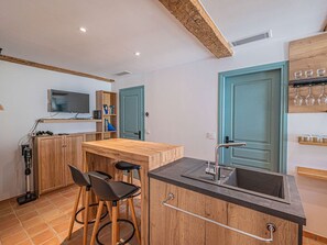 Fridge, oven, dishwasher, cookware/dishes/utensils