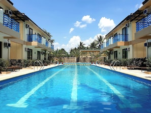 Una piscina al aire libre
