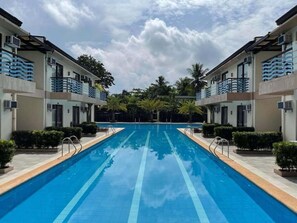 Una piscina al aire libre