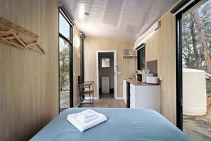 1 bedroom, bed sheets