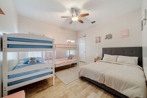 3 bedrooms, iron/ironing board, WiFi - Ocean Village Retreat , Walk to Beach+Private Dock (Corpus Christi)