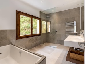 Dusche, Haartrockner, Handtücher