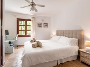 4 bedrooms, iron/ironing board, Internet, bed sheets