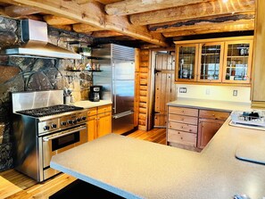 Fridge, microwave, oven, stovetop - Cozy 3-Bdrm Log Cabin Retreat in Truckee, Sleeps-8, Hot Tub, 2 Acres of Serenity (Truckee)