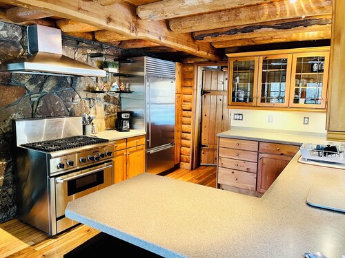 Cozy 3-Bdrm Log Cabin Retreat in Truckee, Sleeps-8, Hot Tub, 2 Acres of Serenity