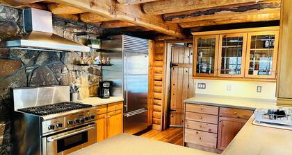 Cozy 3-Bdrm Log Cabin Retreat in Truckee, Sleeps-8, Hot Tub, 2 Acres of Serenity