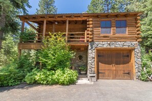 Exterior - Cozy 3-Bdrm Log Cabin Retreat in Truckee, Sleeps-8, Hot Tub, 2 Acres of Serenity (Truckee)